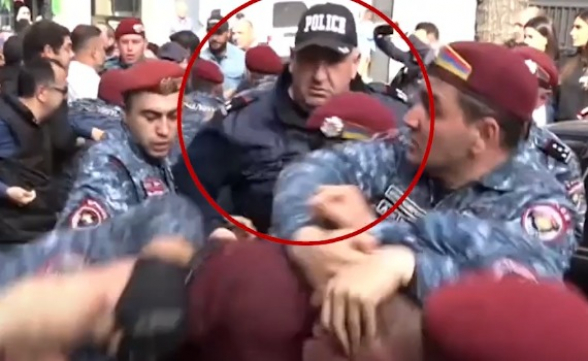 Շիշ նետող ոստիկանը հիմա էլ հարվածում է քաղաքացիներին (տեսանյութ)